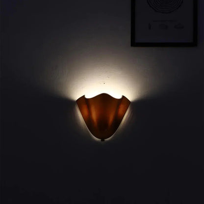Applique vintage in vetro a conchiglia con bordo smerlato, lampada da parete E14