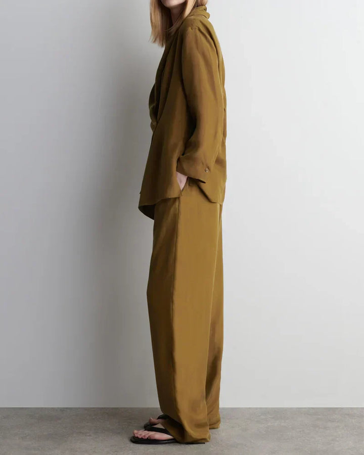Beatrice | Completo coordinato dalla linea fluida