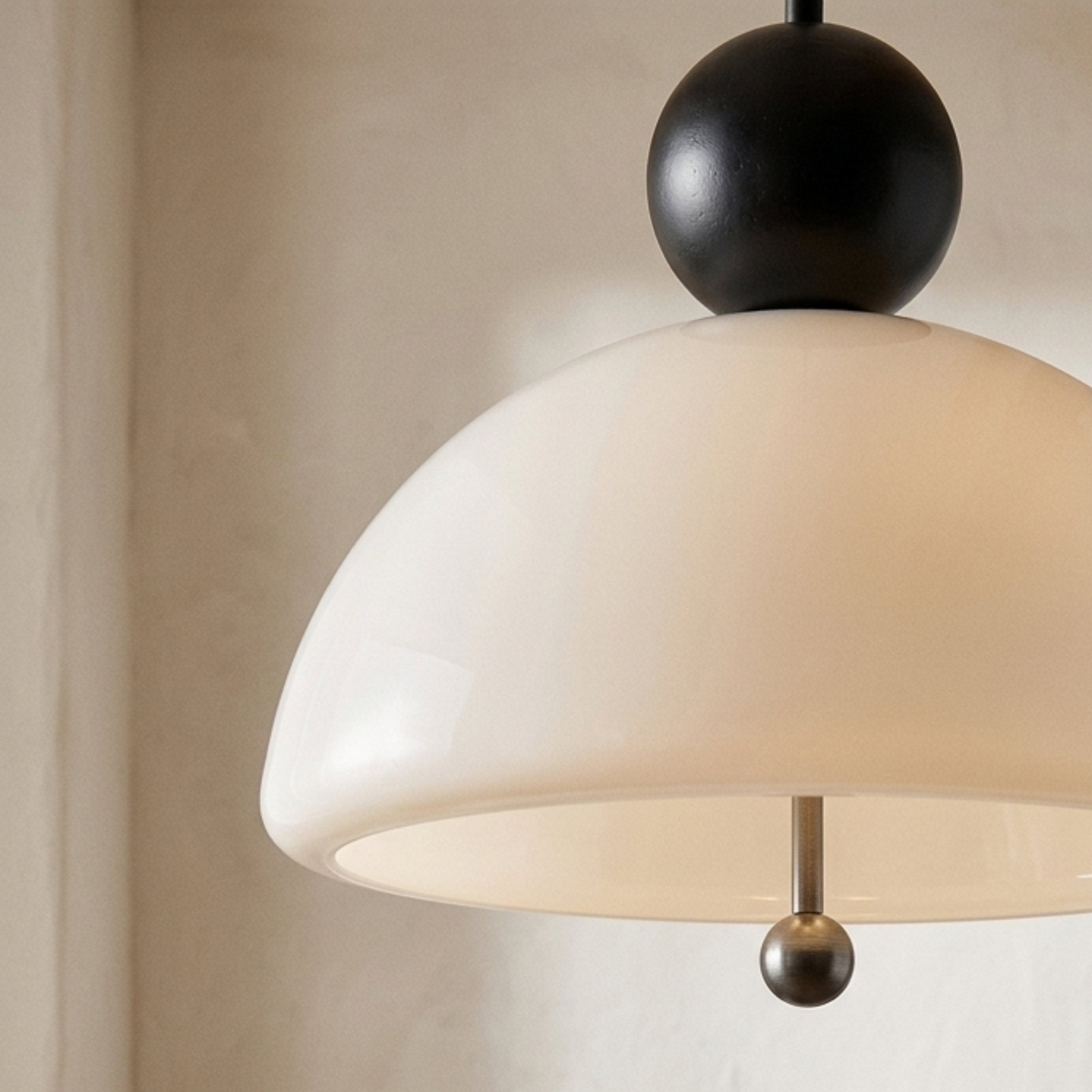 Lampada a sospensione a cupola in vetro beige con dettagli cromati