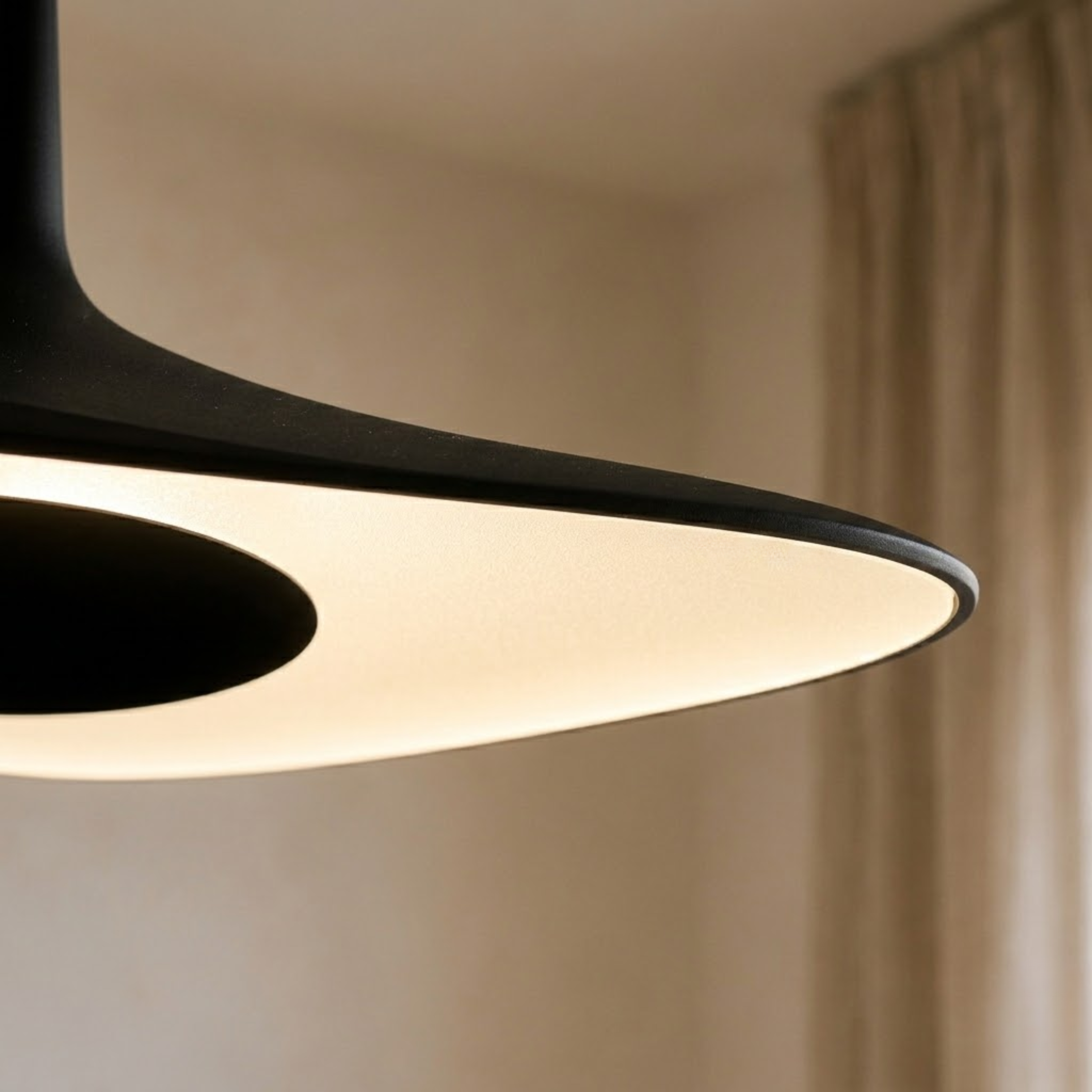 Lampada a sospensione a disco irregolare ondulato, moderna e minimalista