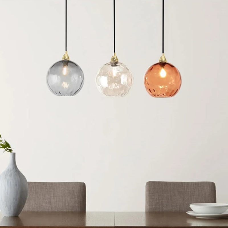 Lampada a sospensione a globo in vetro ondulato colorato con paralume testurizzato oro
