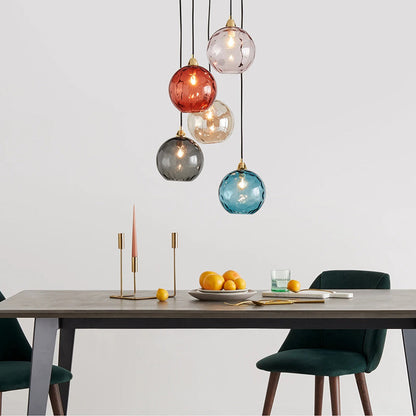 Lampada a sospensione a globo in vetro ondulato colorato con paralume testurizzato oro