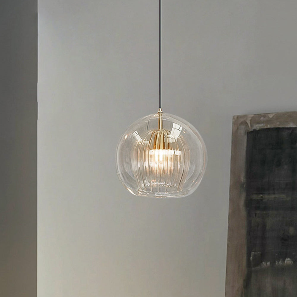 Lampada a sospensione a globo in vetro rigato con montatura in metallo, trasparente e ambra
