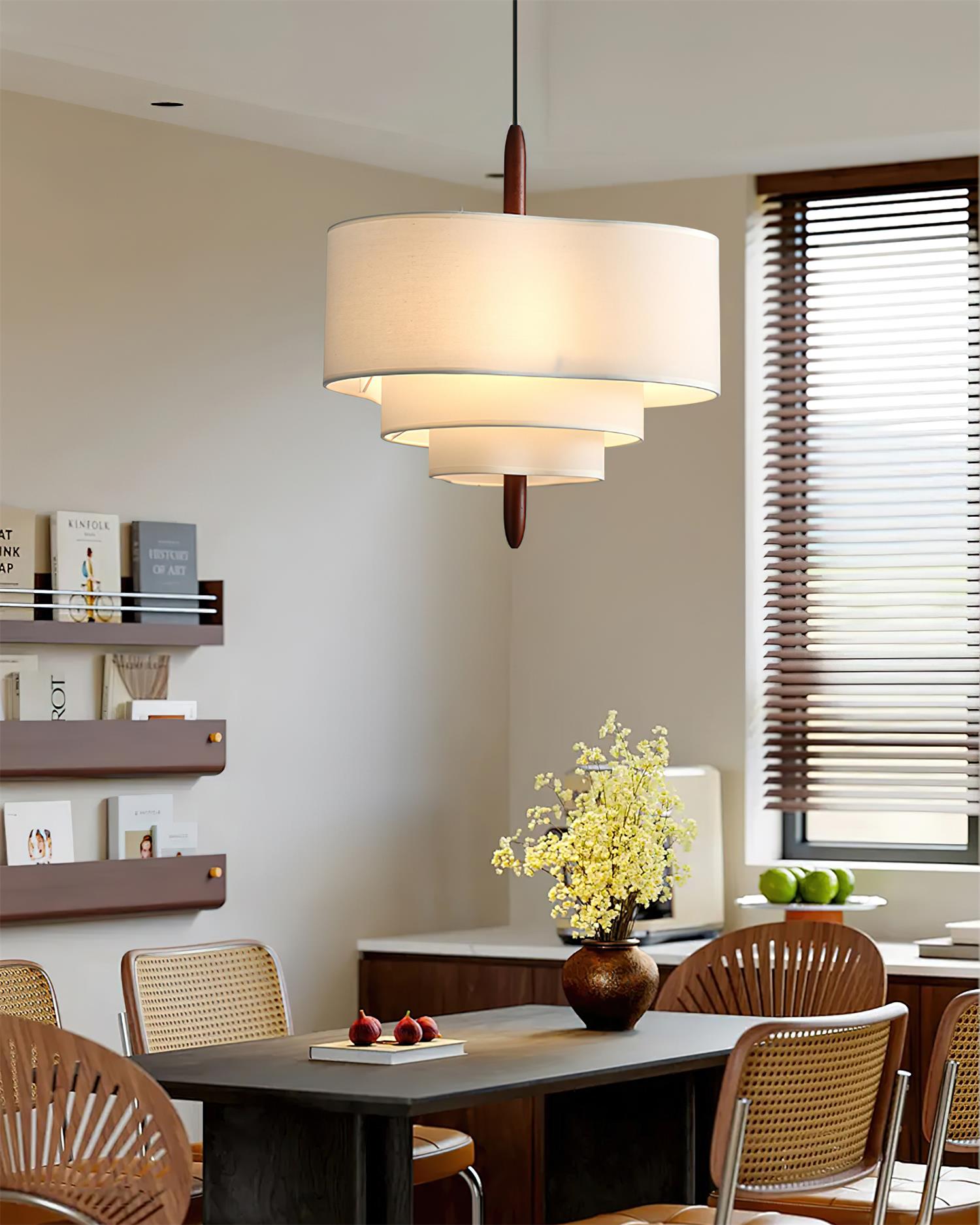 Lampada a sospensione a tamburo in tessuto verde con dettagli in legno, stile scandinavo