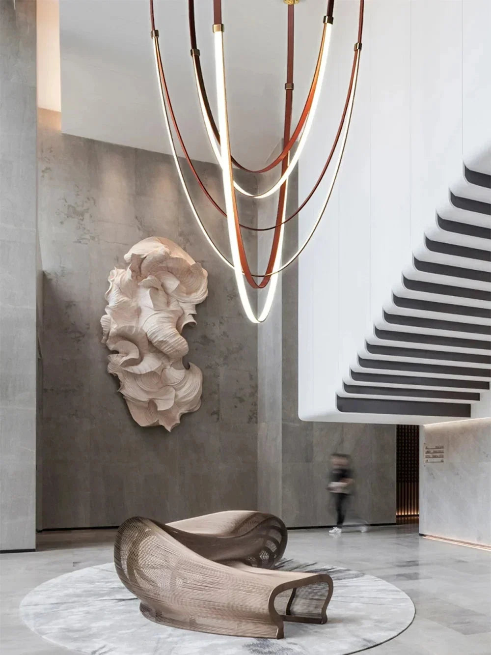 Lampada a sospensione Beza in pelle con LED dimmerabile, design moderno scultoreo