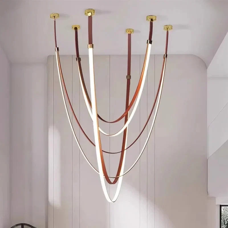 Lampada a sospensione Beza in pelle con LED dimmerabile, design moderno scultoreo