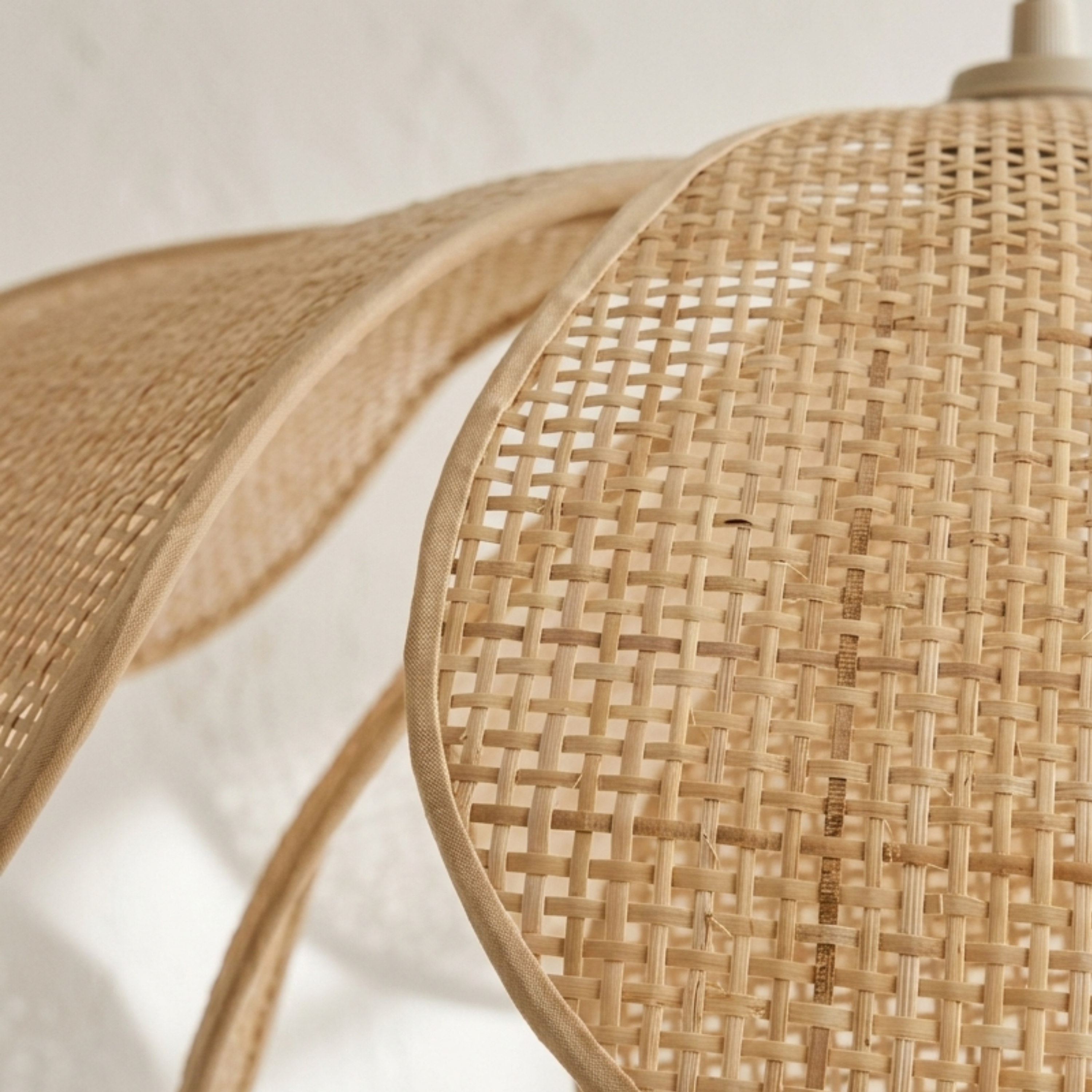 Lampada a sospensione boho in rattan intrecciato a petali di fiore