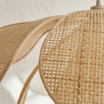Lampada a sospensione boho in rattan intrecciato a petali di fiore