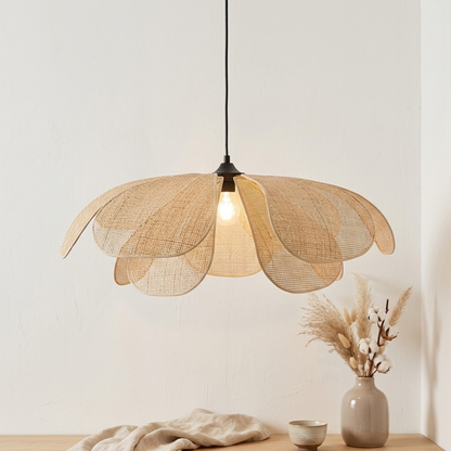 Lampada a sospensione boho in rattan intrecciato a petali di fiore