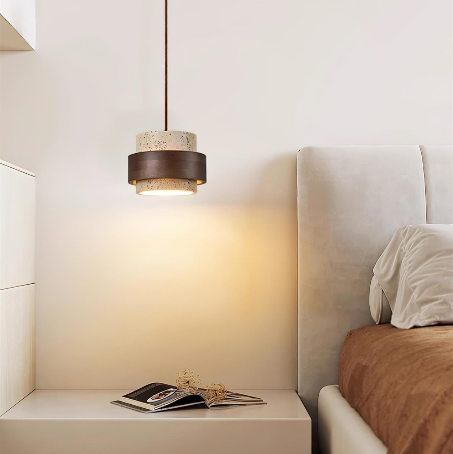 Lampada a sospensione cilindrica in travertino e legno noce japandi