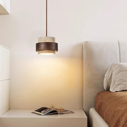 Lampada a sospensione cilindrica in travertino e legno noce japandi