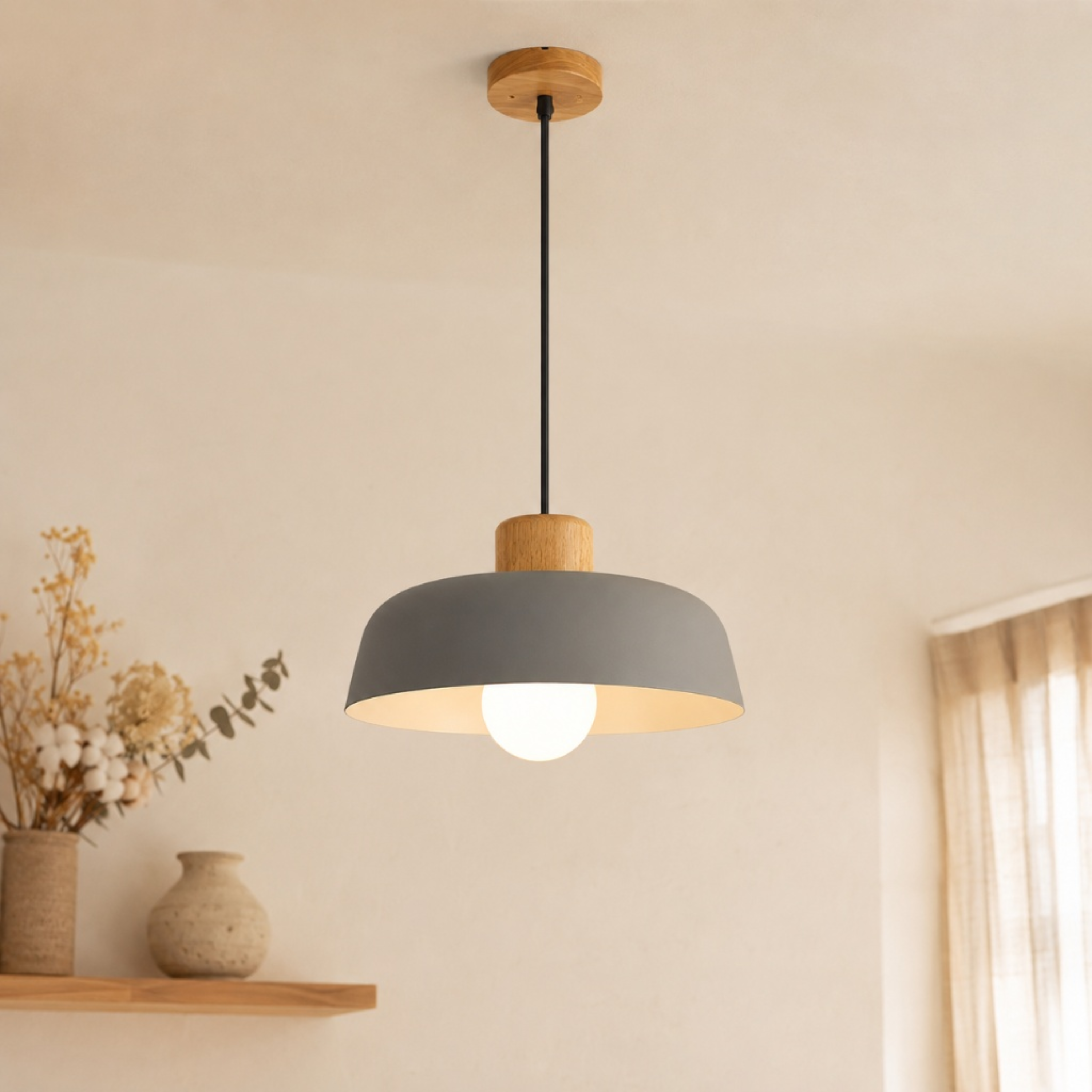 Lampada a sospensione grigia in ferro con dettagli in legno