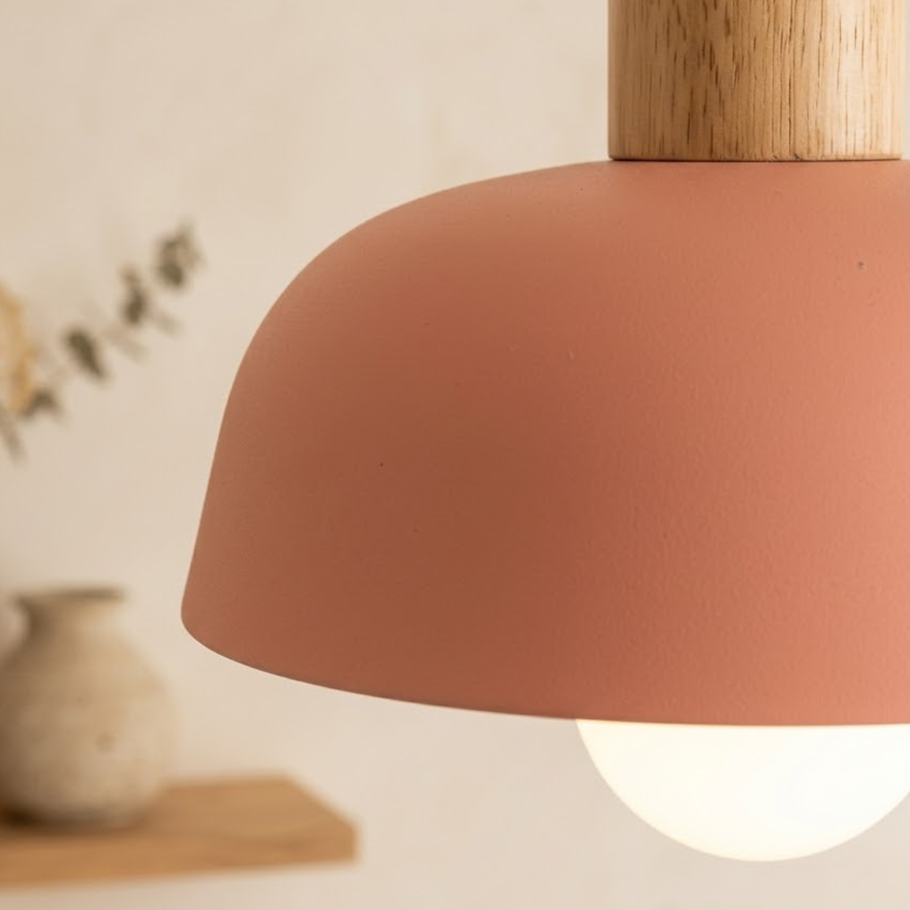 Lampada a sospensione grigia in ferro con dettagli in legno