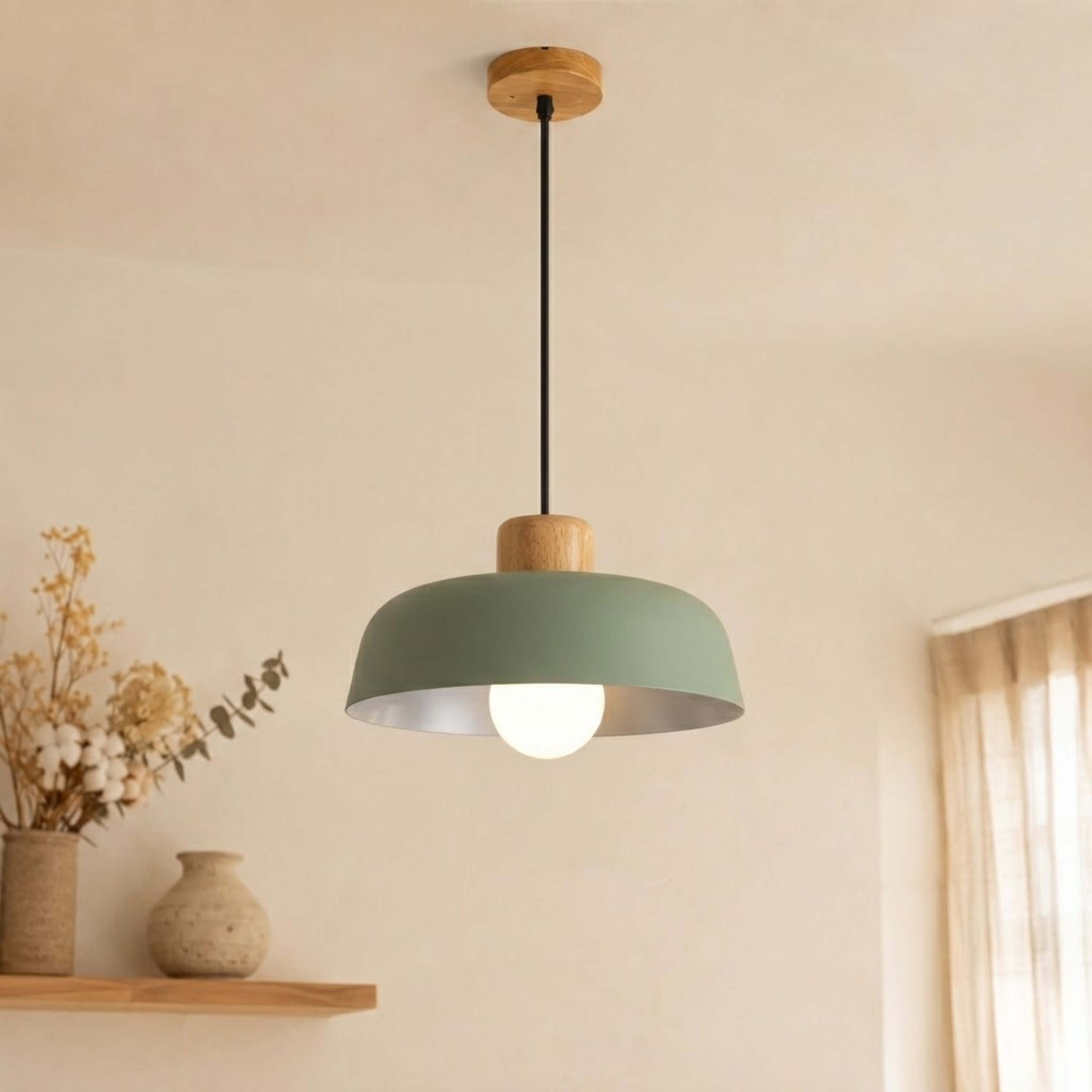 Lampada a sospensione grigia in ferro con dettagli in legno