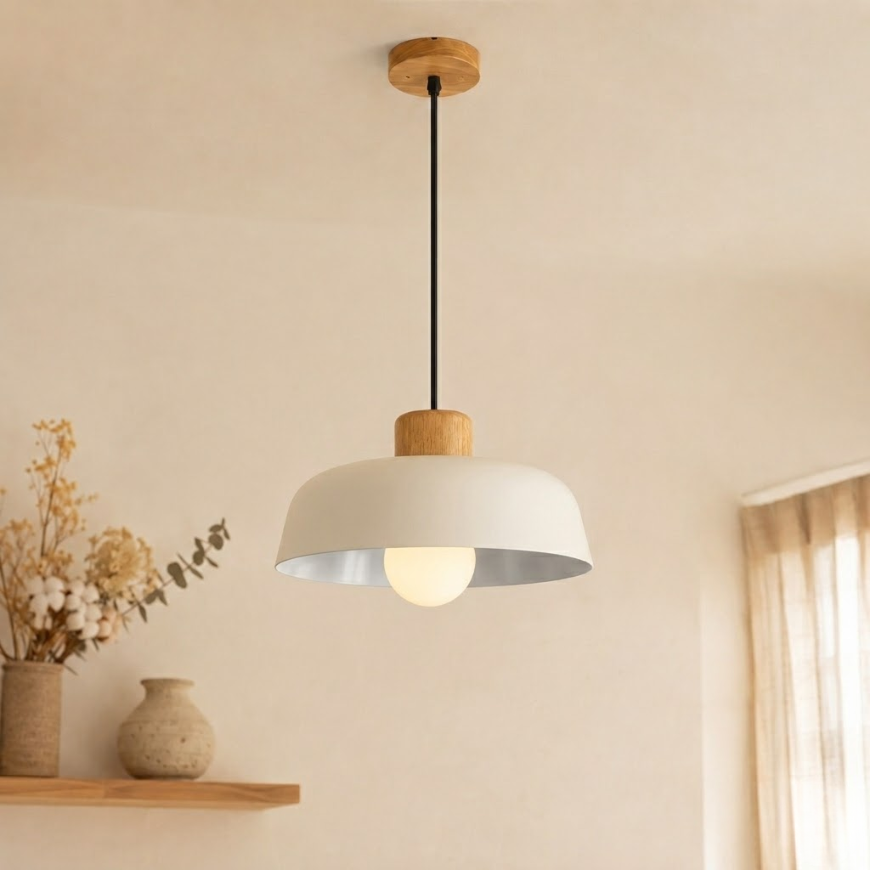 Lampada a sospensione grigia in ferro con dettagli in legno
