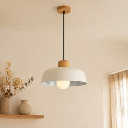 Lampada a sospensione grigia in ferro con dettagli in legno