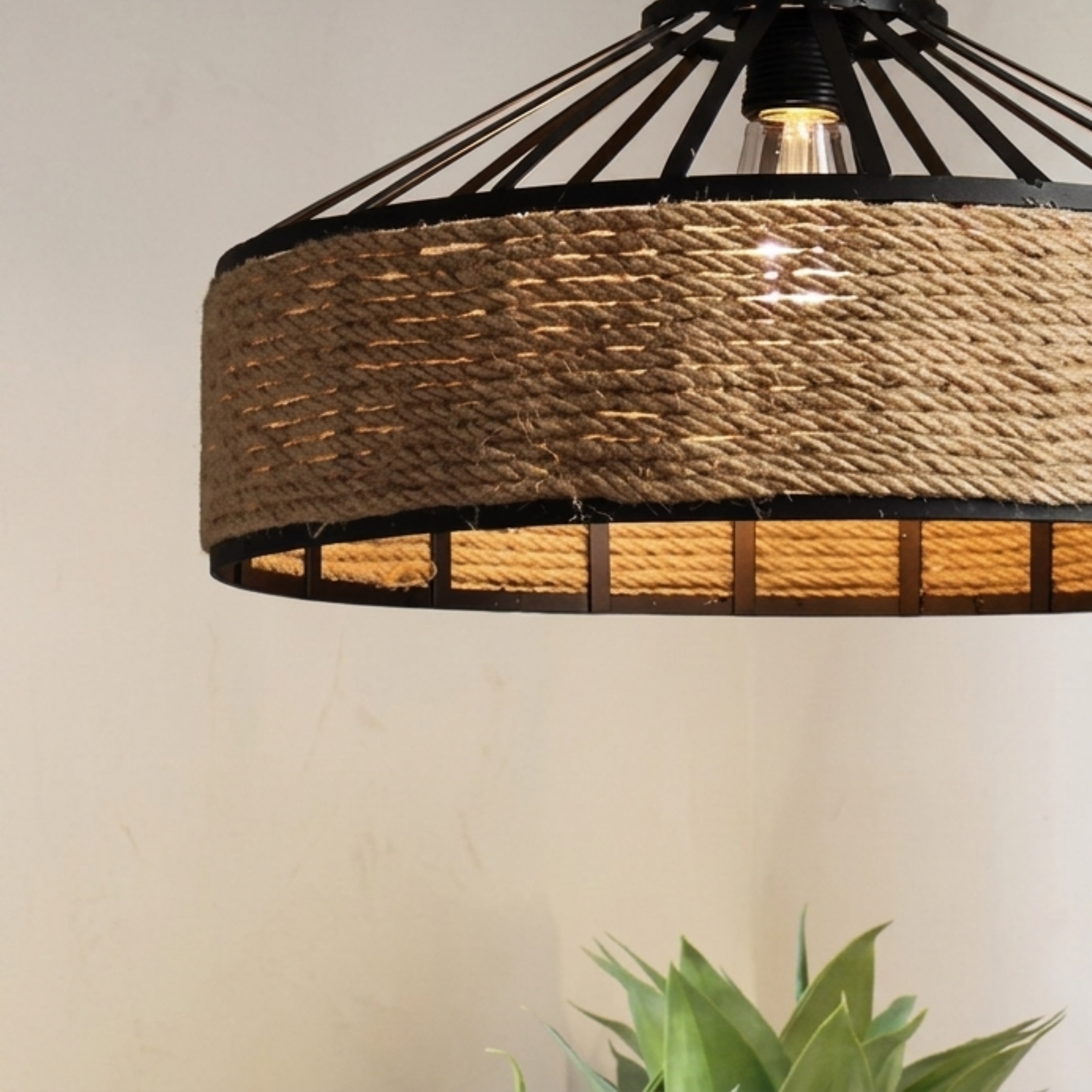 Lampada a sospensione in corda di canapa retrò industriale con struttura in ferro nero