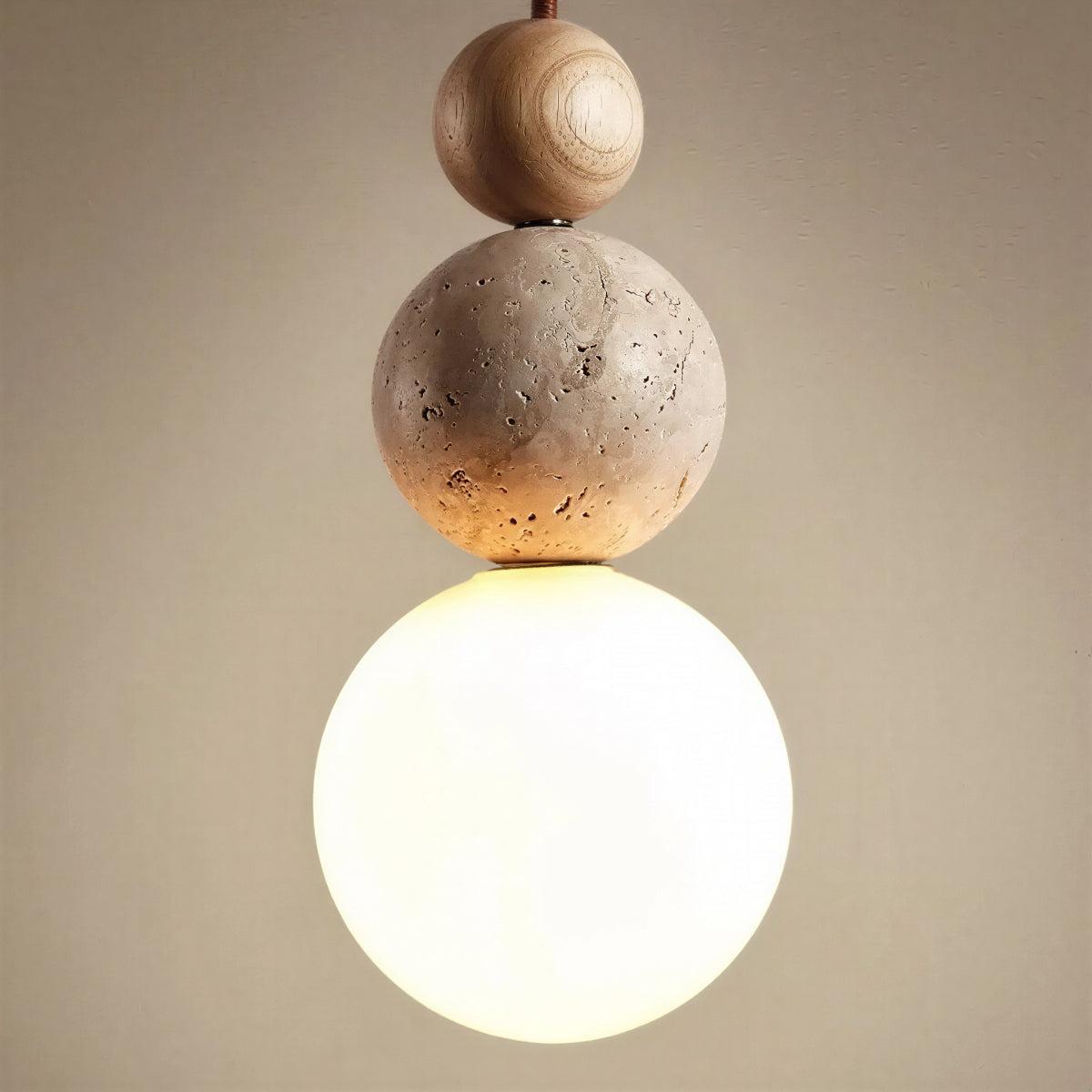 Lampada a sospensione in travertino con globo e sfere sovrapposte