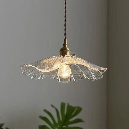 Lampada a sospensione in vetro a petali di fiore con paralume smerlato, ottone e vetro rosa vintage