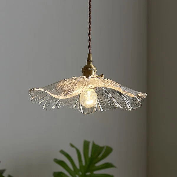 Lampada a sospensione in vetro a petali di fiore con paralume smerlato, ottone e vetro rosa vintage