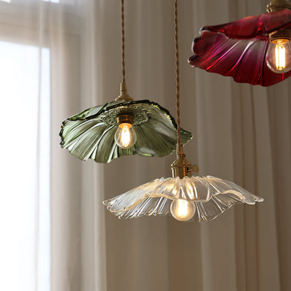 Lampada a sospensione in vetro a petali di fiore con paralume smerlato, ottone e vetro rosa vintage