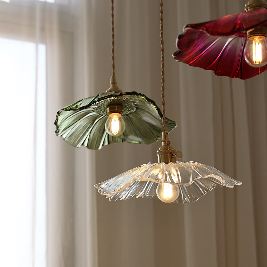 Lampada a sospensione in vetro a petali di fiore con paralume smerlato, ottone e vetro rosa vintage