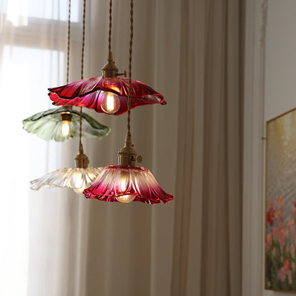 Lampada a sospensione in vetro a petali di fiore con paralume smerlato, ottone e vetro rosa vintage