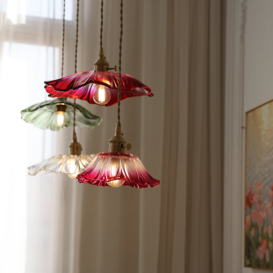 Lampada a sospensione in vetro a petali di fiore con paralume smerlato, ottone e vetro rosa vintage