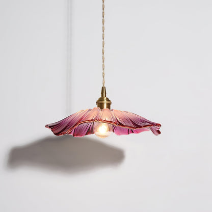 Lampada a sospensione in vetro a petali di fiore con paralume smerlato, ottone e vetro rosa vintage