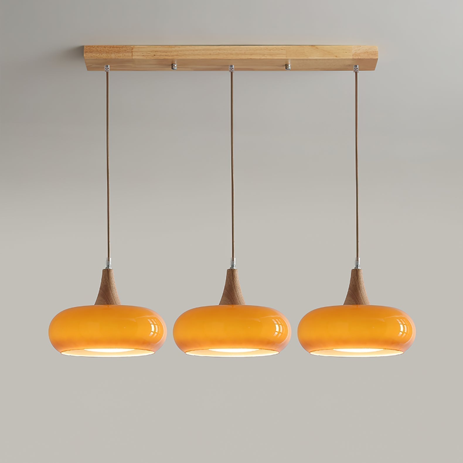 Lampada a sospensione in vetro ambra e legno mid century per isola cucina
