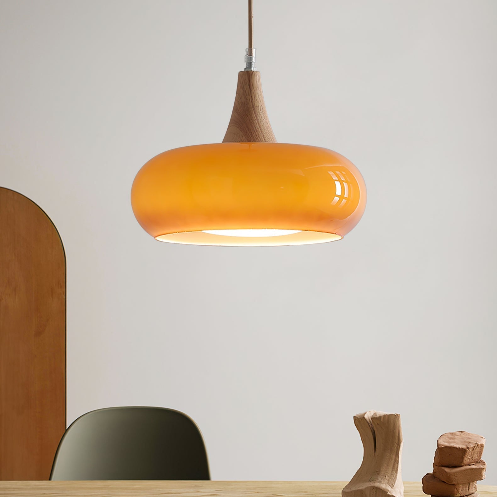 Lampada a sospensione in vetro ambra e legno mid century per isola cucina
