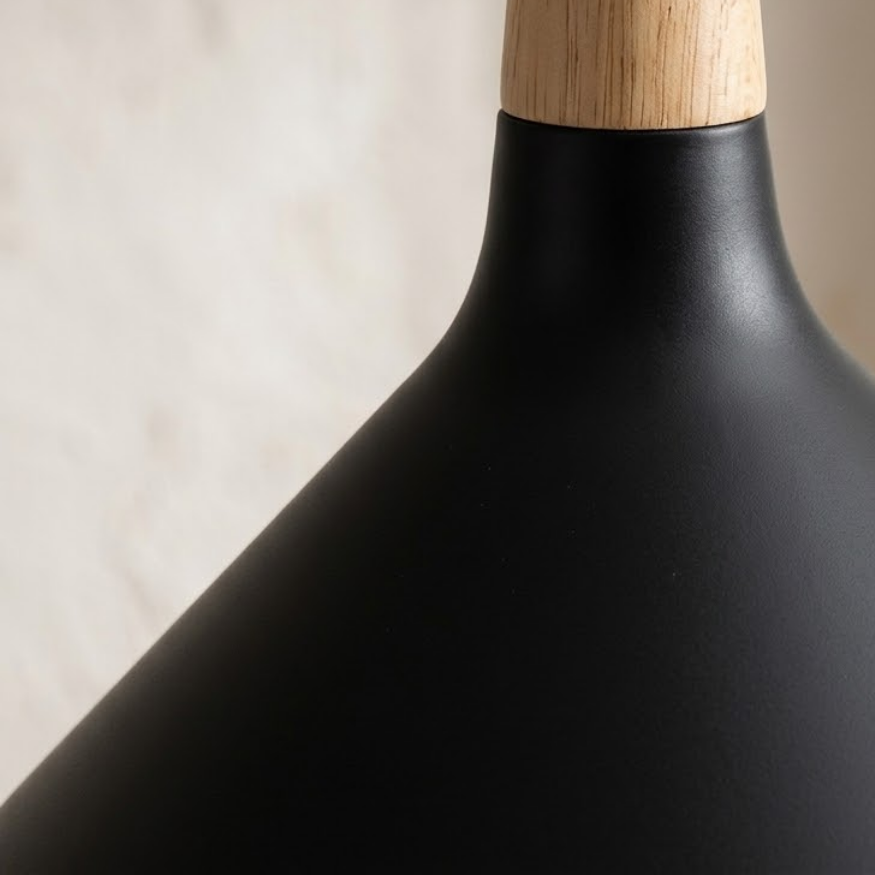 Lampada a sospensione LED a cono in alluminio con sommità in tonalità legno