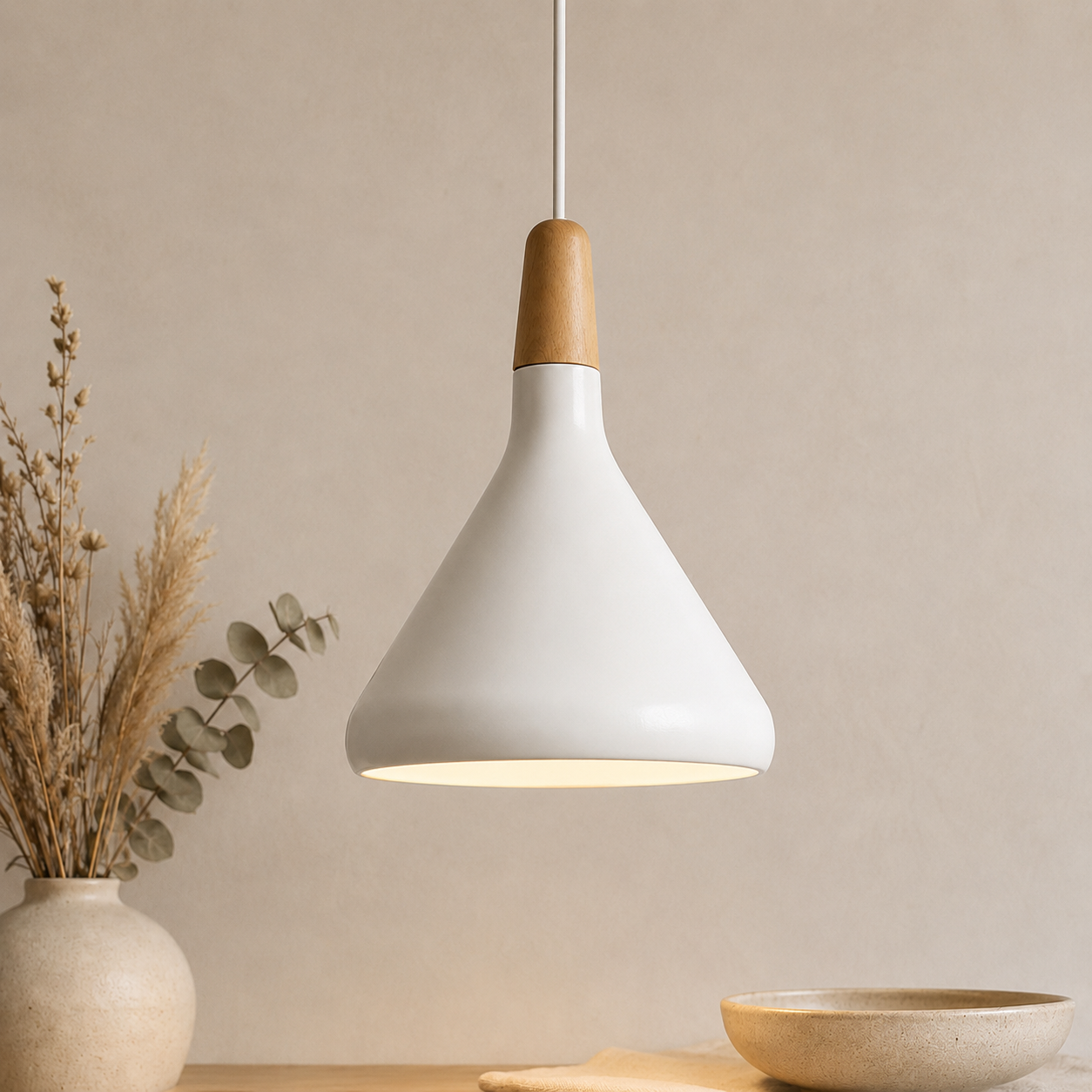Lampada a sospensione LED a cono in alluminio con sommità in tonalità legno