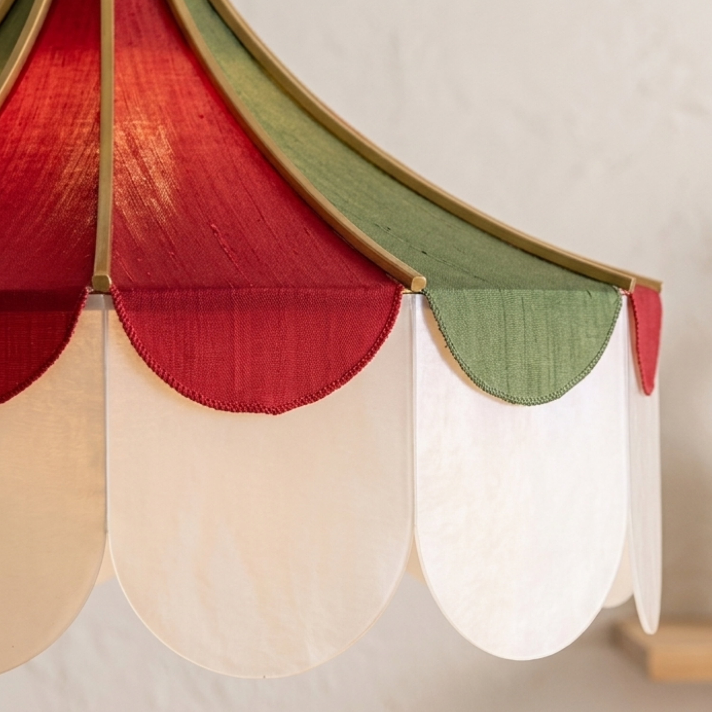 Lampada a sospensione LED in tessuto smerlato con rosone a righe rosse e verdi