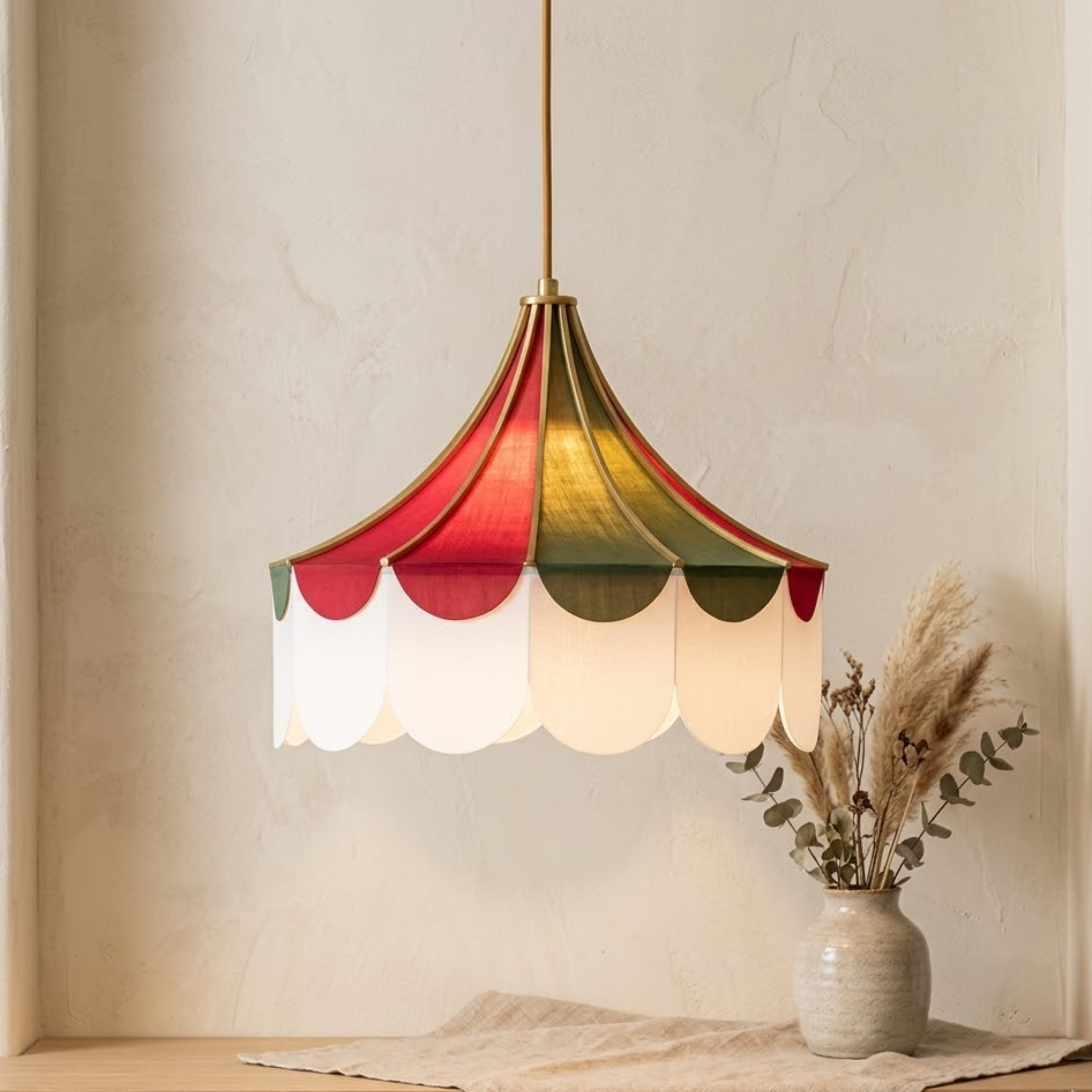 Lampada a sospensione LED in tessuto smerlato con rosone a righe rosse e verdi