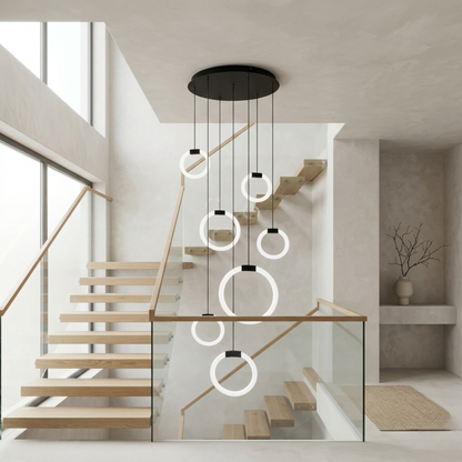 Lampada a sospensione LED nera a più anelli per scale e soffitti alti