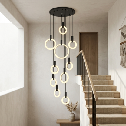 Lampada a sospensione LED nera a più anelli per scale e soffitti alti