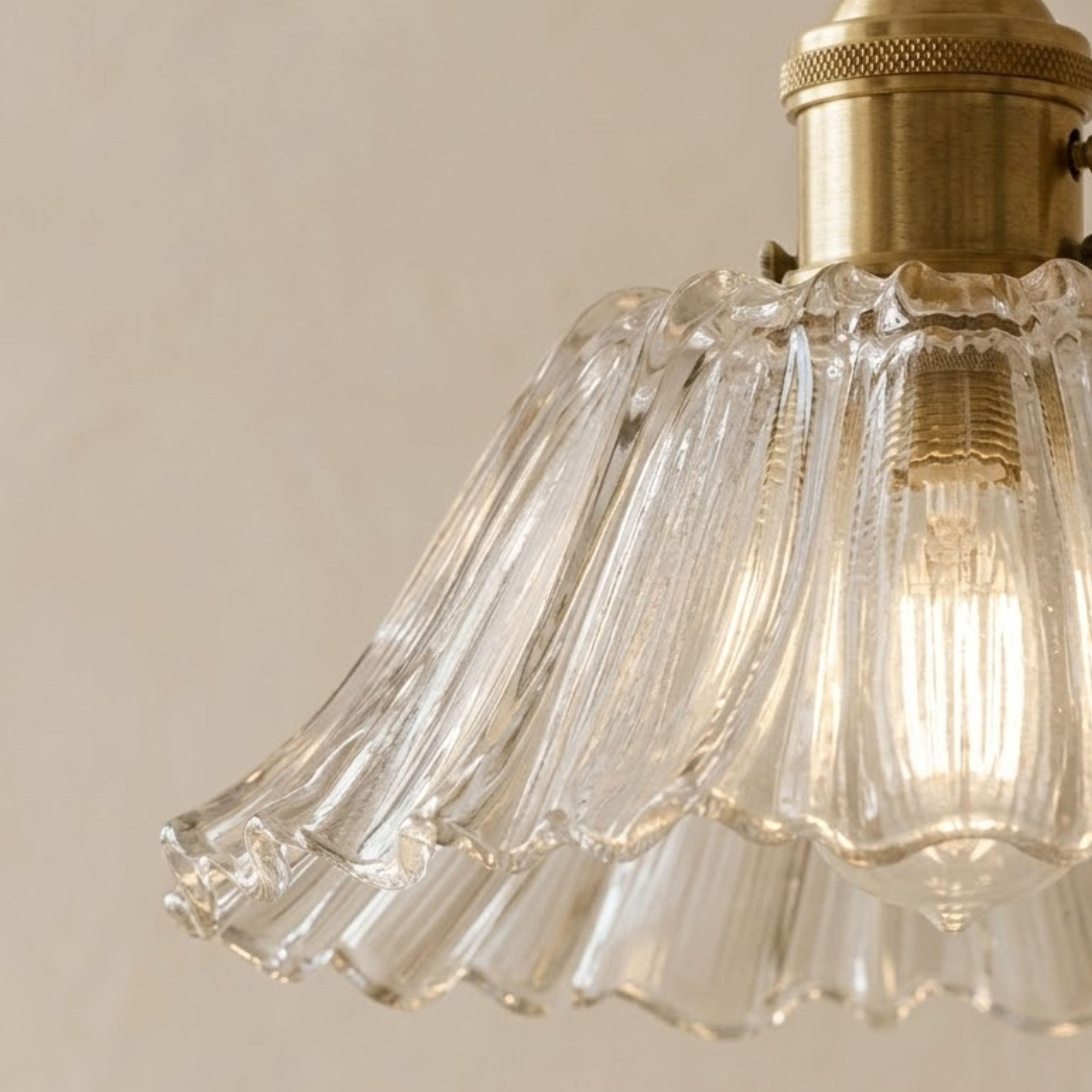 Lampada a sospensione LED vintage in vetro a fiore con bordo smerlato