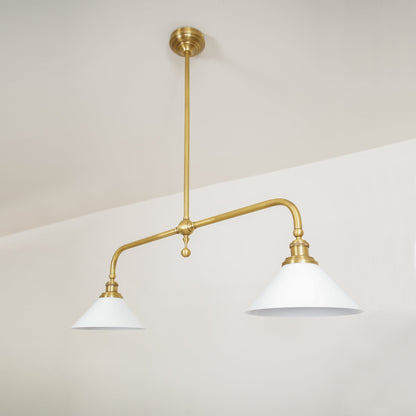 Lampada a sospensione lineare in metallo a due luci con paralumi conici bianchi mid century per isola cucina