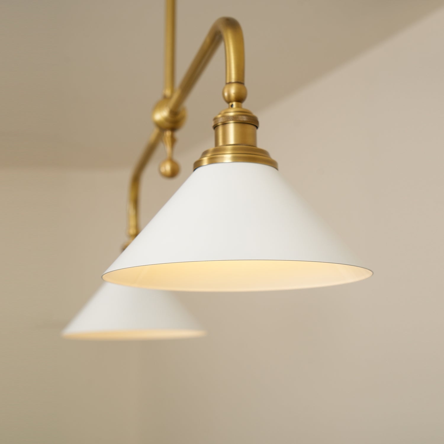 Lampada a sospensione lineare in metallo a due luci con paralumi conici bianchi mid century per isola cucina