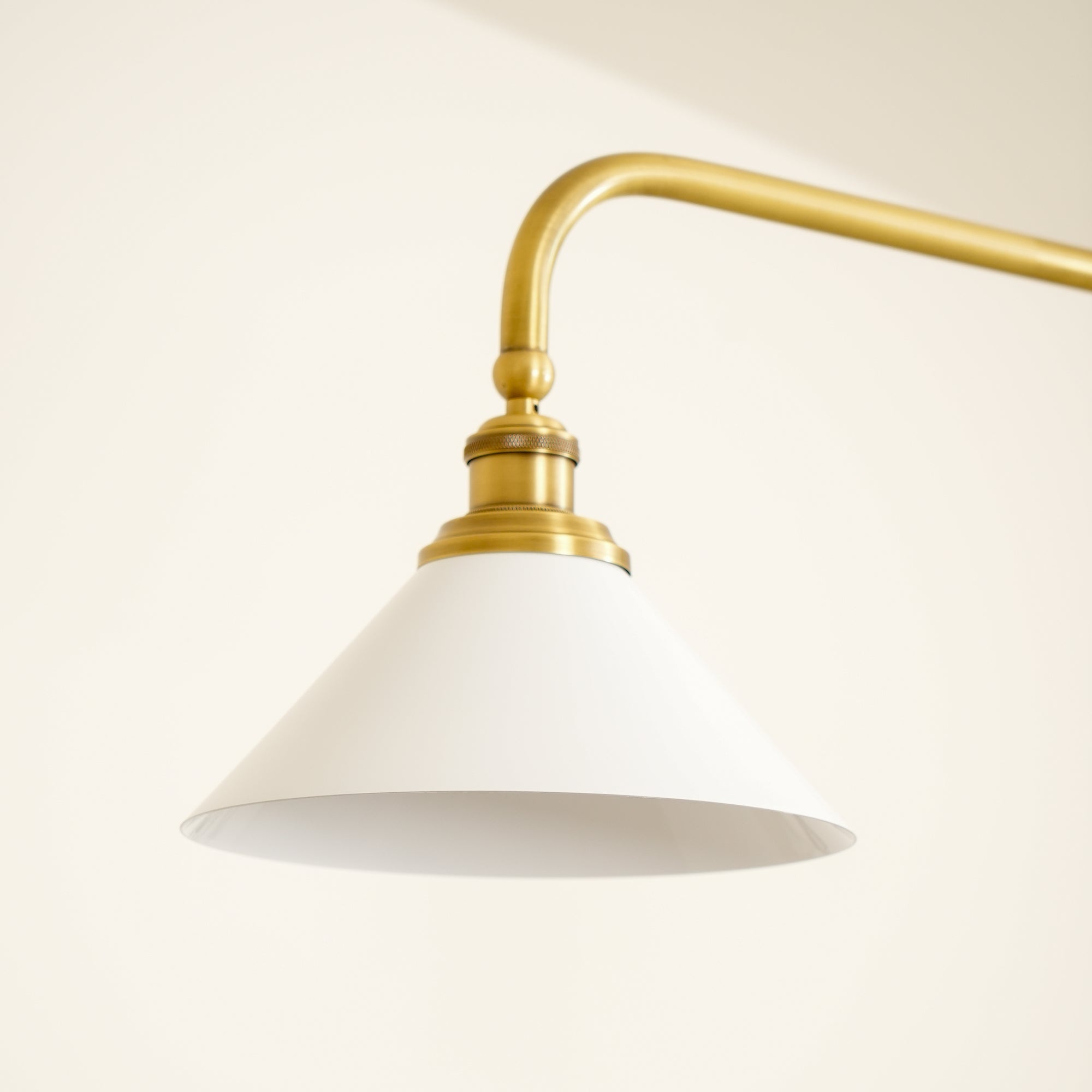 Lampada a sospensione lineare in metallo a due luci con paralumi conici bianchi mid century per isola cucina