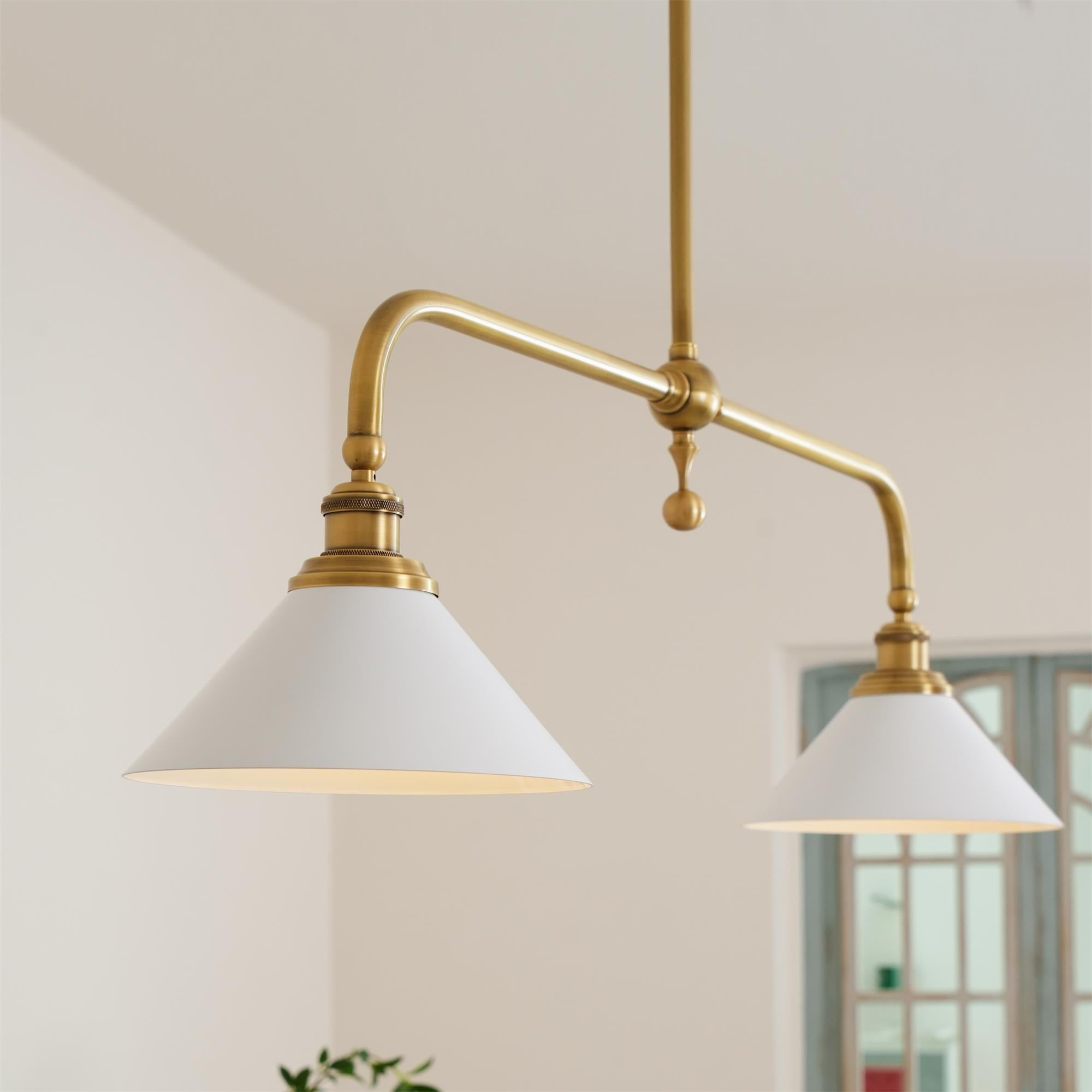 Lampada a sospensione lineare in metallo a due luci con paralumi conici bianchi mid century per isola cucina