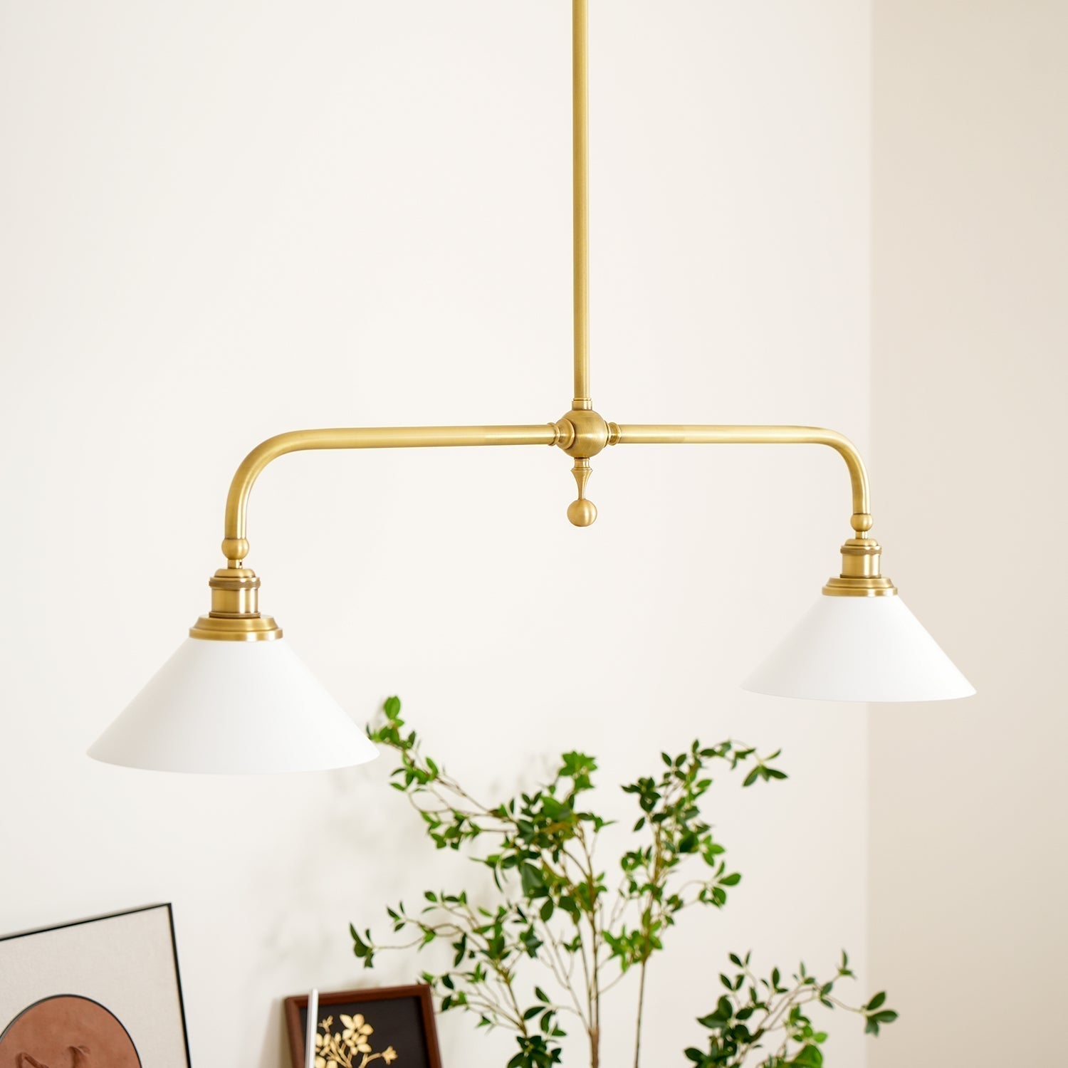 Lampada a sospensione lineare in metallo a due luci con paralumi conici bianchi mid century per isola cucina