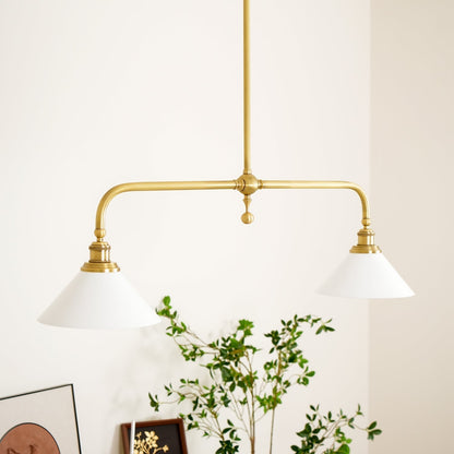 Lampada a sospensione lineare in metallo a due luci con paralumi conici bianchi mid century per isola cucina