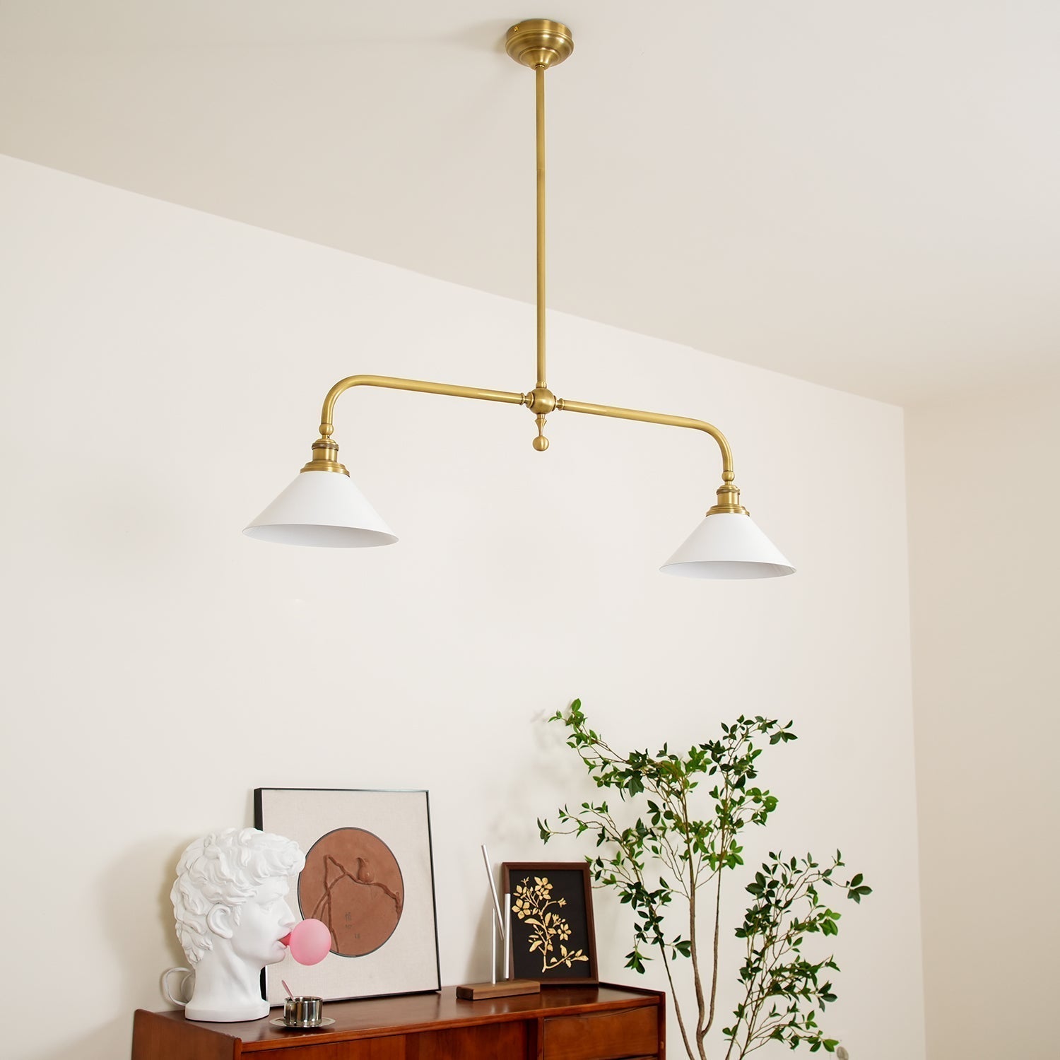 Lampada a sospensione lineare in metallo a due luci con paralumi conici bianchi mid century per isola cucina