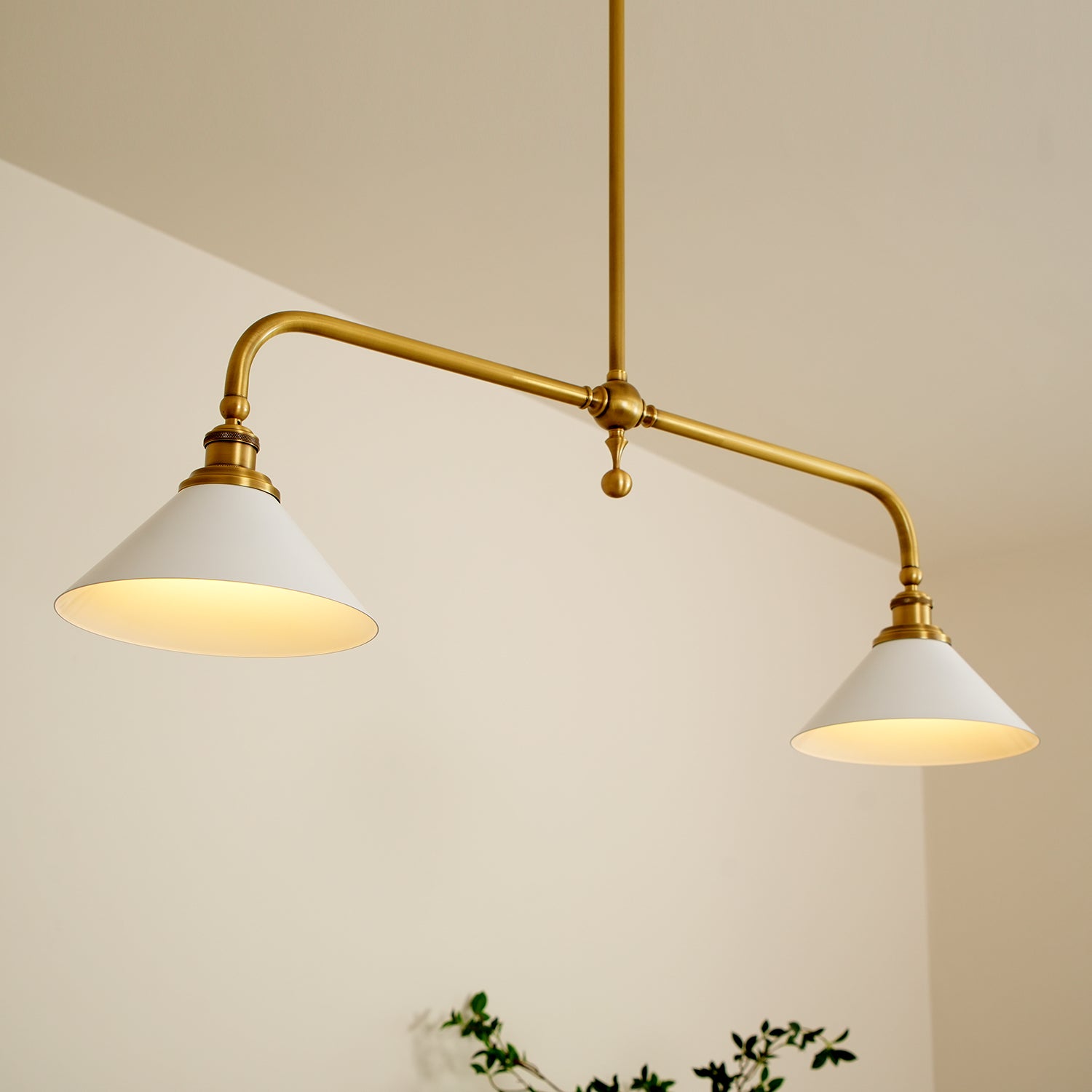 Lampada a sospensione lineare in metallo a due luci con paralumi conici bianchi mid century per isola cucina