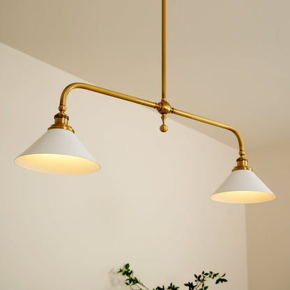 Lampada a sospensione lineare in metallo a due luci con paralumi conici bianchi mid century per isola cucina