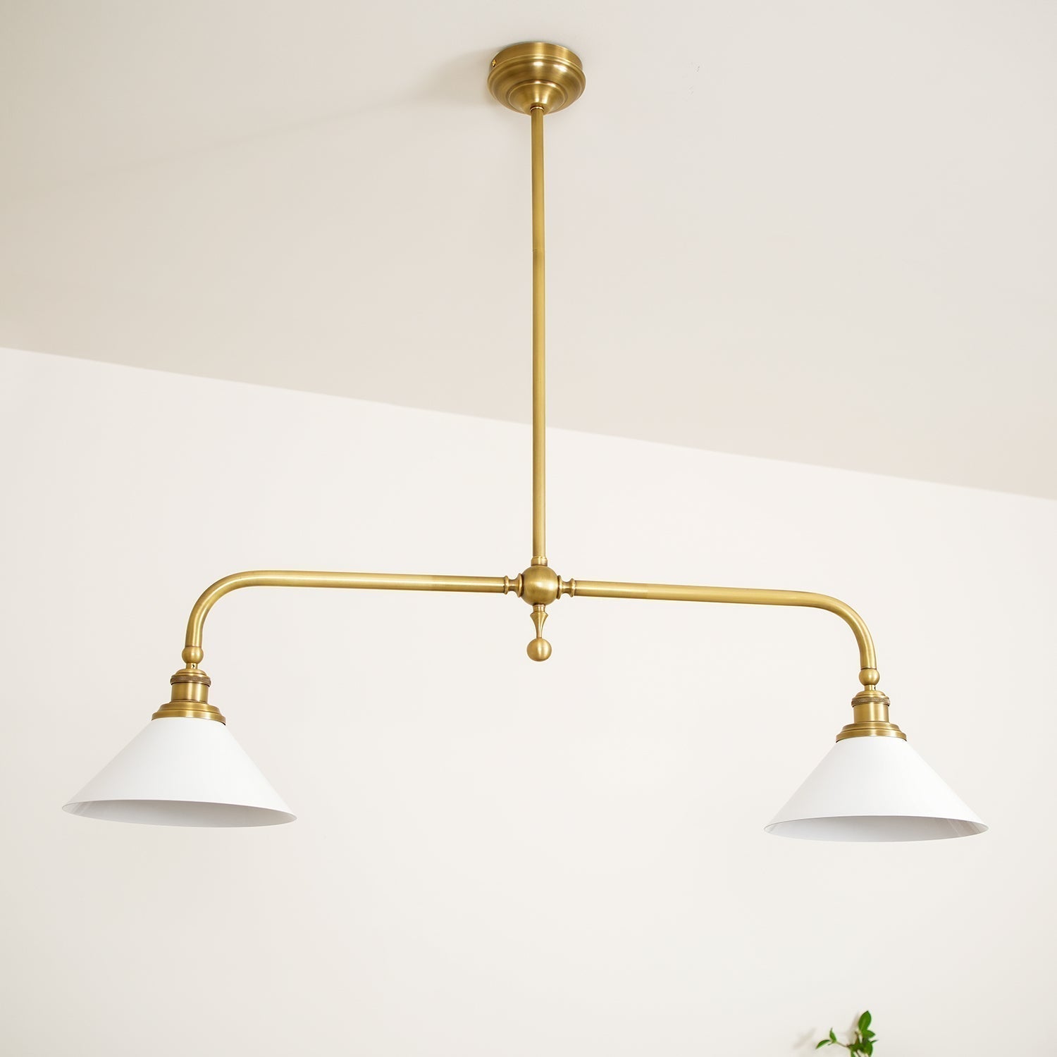 Lampada a sospensione lineare in metallo a due luci con paralumi conici bianchi mid century per isola cucina