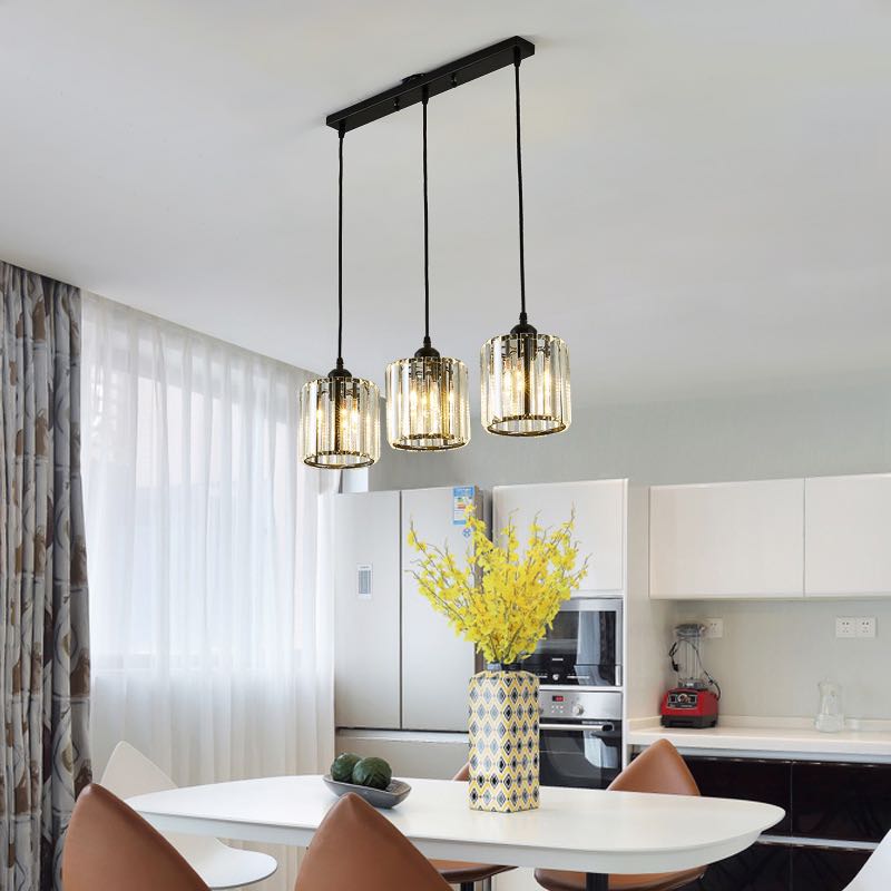 Lampada a sospensione lineare moderna a cluster in vetro rigato con paralumi cilindrici neri