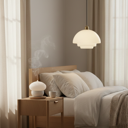 Lampada a sospensione mid century in vetro opalino bianco con dettaglio in ottone